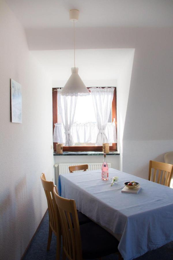 Ferienwohnungen-Neue-Tiefe-Wohnung-Kleiderbuegel Neue Tiefe Fehmarn Dış mekan fotoğraf