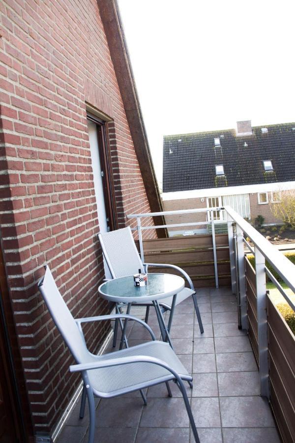 Ferienwohnungen-Neue-Tiefe-Wohnung-Kleiderbuegel Neue Tiefe Fehmarn Dış mekan fotoğraf